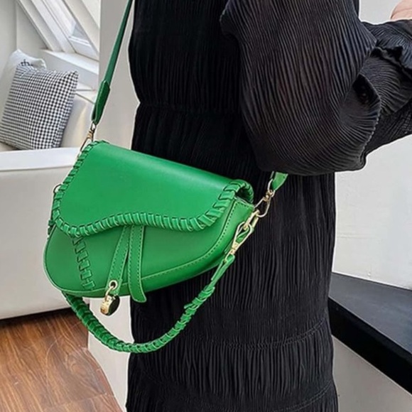 Kelly Green saddle bag with crossbody strap and gold hardware - Picture 2 of 2